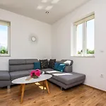 בית נופש In With Private Pool