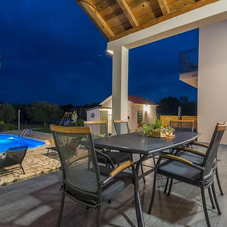 Holiday home Luxurious In