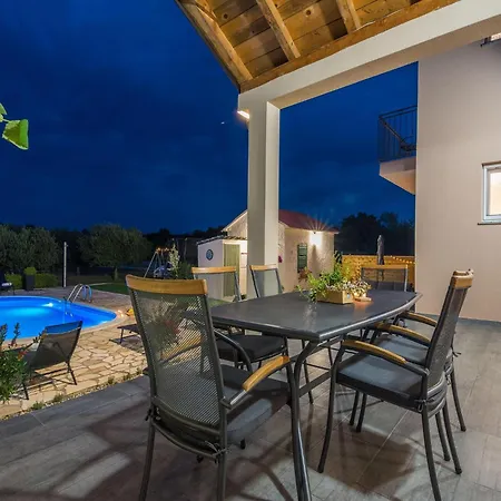 In With Private Pool Сasa de vacaciones Policnik