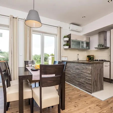 Сasa de vacaciones In With Private Pool Policnik