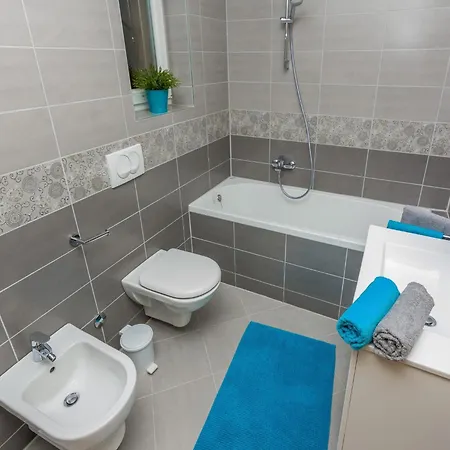 In With Private Pool Policnik