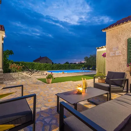 In With Private Pool Сasa de vacaciones