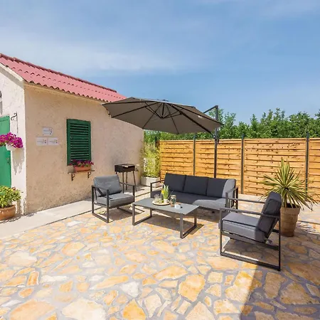 In With Private Pool Policnik