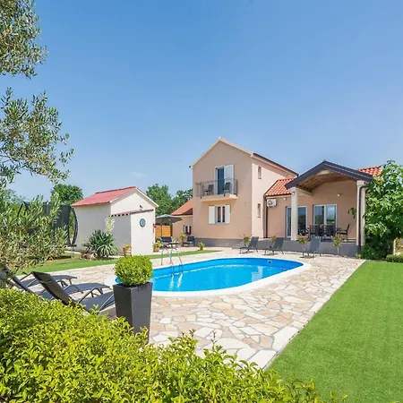 Сasa de vacaciones In With Private Pool *