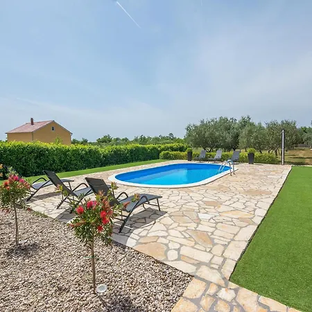 In With Private Pool Сasa de vacaciones Policnik