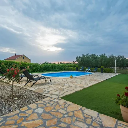 Сasa de vacaciones In With Private Pool Policnik