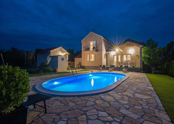 In With Private Pool بيت للعطل *