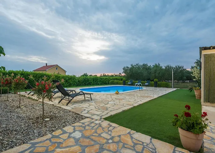 Casa vacanze In With Private Pool Policnik