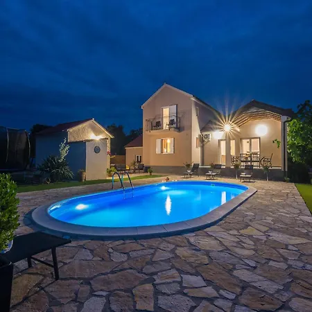 In With Private Pool Vikendica *