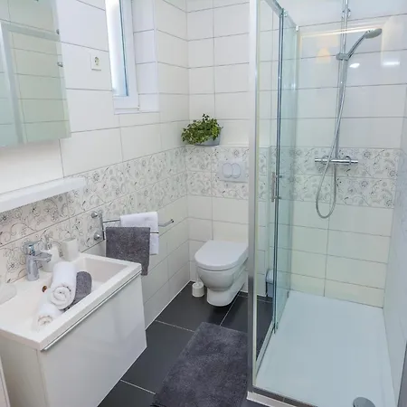 In With Private Pool Vikendica *