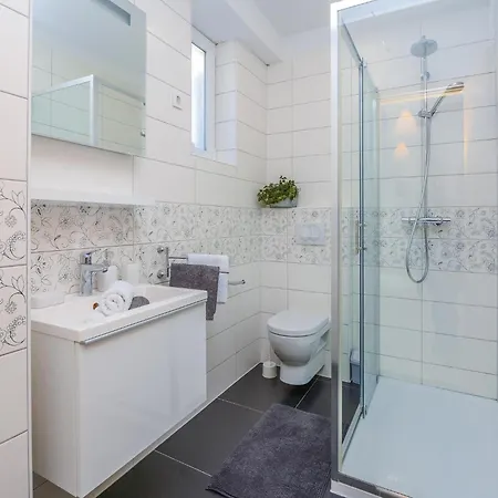 In With Private Pool Vikendica