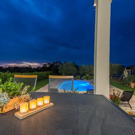 In With Private Pool * Policnik