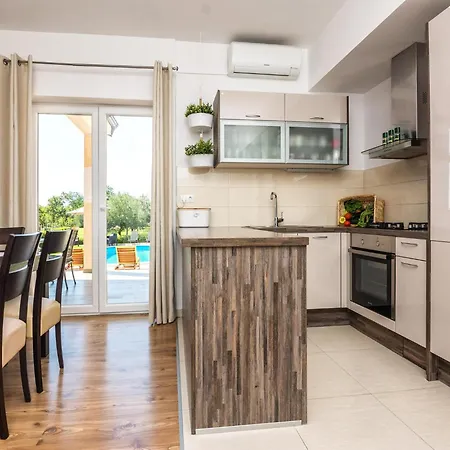 Vikendica In With Private Pool *