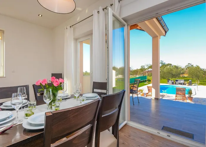 In With Private Pool * Policnik